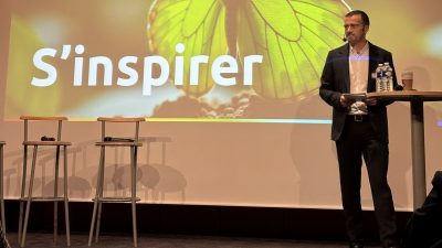 Événement B2B : maître de cérémonie ou animateur de conférence, quelle différence, et pourquoi ça change tout ?