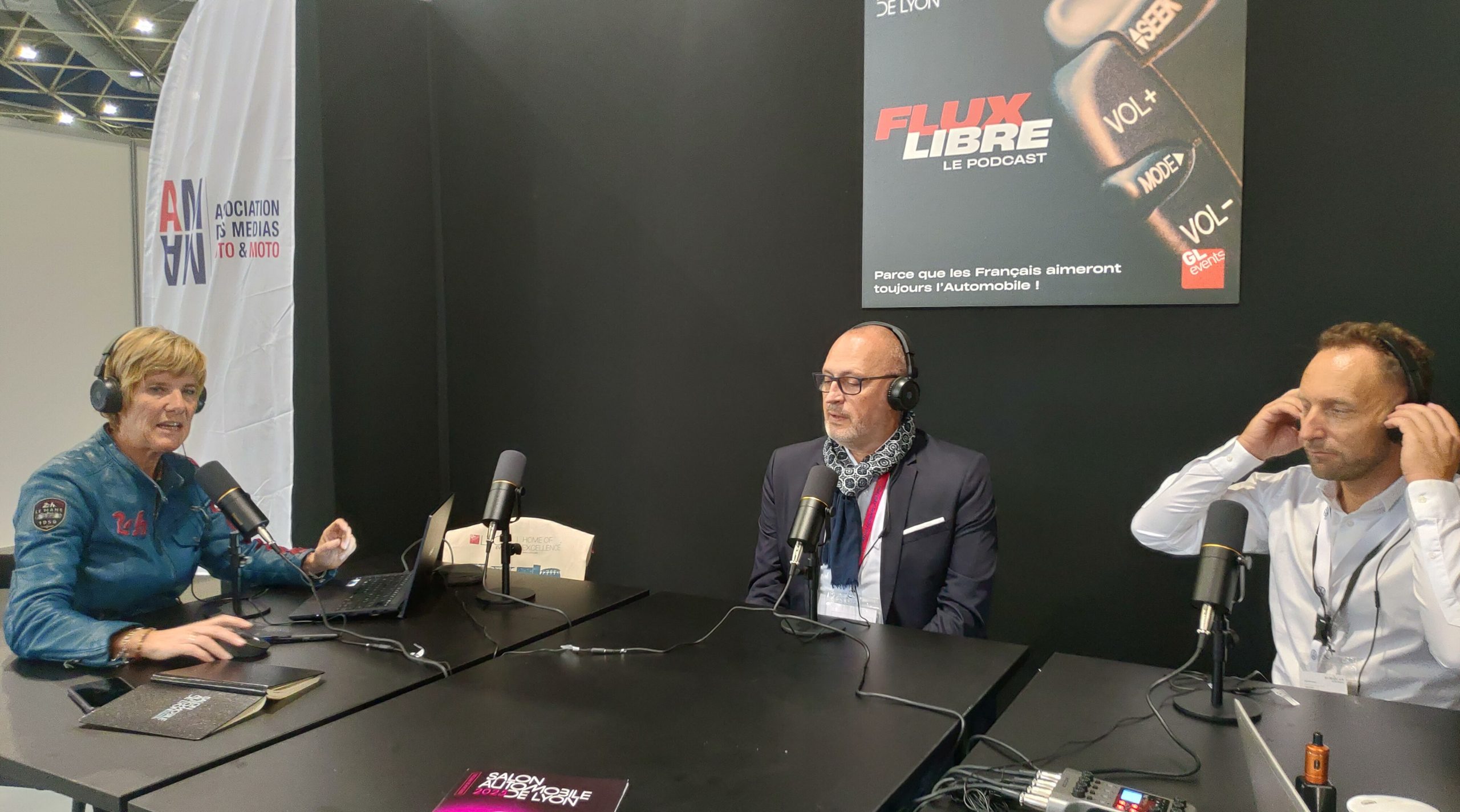 Enregistrement d’un podcast d’entreprise avec le studio mobile de Portised, directement sur le Salon Automobile de Lyon.